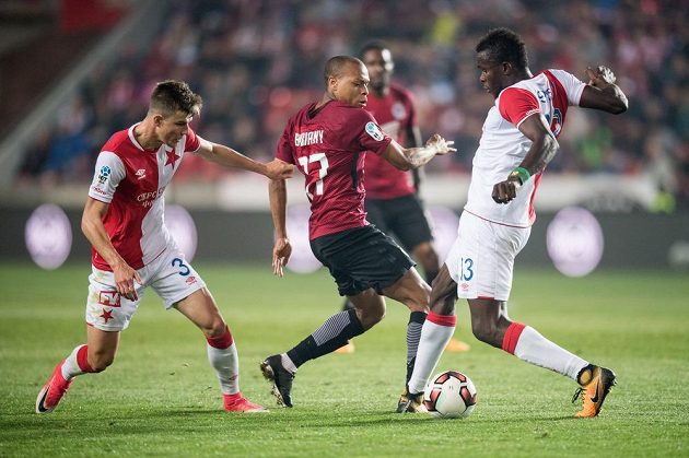 Fotbalisté Slavie Eduard Sobol (vlevo) a Michael Ngadeu brání Jonathana Biabianyho (uprostřed) ze Sparty e.
