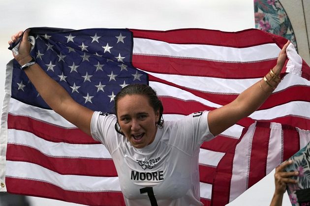 Američanka Carissa Mooreová oslavuje vítězství v premiéře surfingu na olympijských hrách