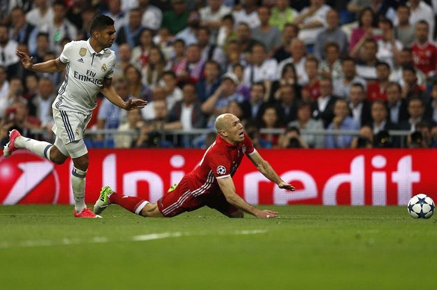 Po zákroku Casemira upadl Arjen Robben a výrok maďarského rozhodčího Viktora Kassaie zněl jasně: penalta!