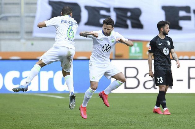 Netradiční radost hráčů Wolfsburgu. Paulo Otavio (vlevo) a Renato Steffen oslavují gól.