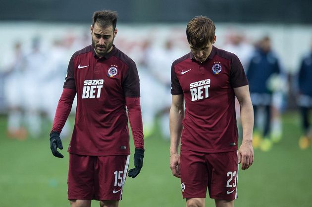 Fotbalisté Sparty Néstor Albiach (vlevo) a Josef Šural po utkání v Mladé Boleslavi.