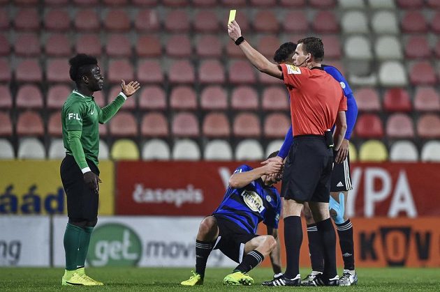 Příbramský Emmanuel Antwi dostává žlutou kartu od rozhodčího Pavla Rejžka v osmifinále MOL Cupu s Bohemians.