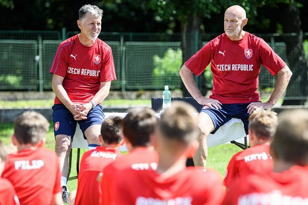 Trenéři fotbalové reprezentace Jaroslav Šilhavý a Milan Veselý během tréninku s dětmi z fotbalové školy Petra Čecha