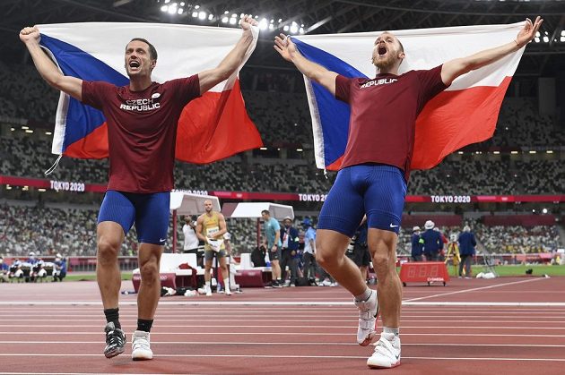 Zleva Vítězslav Veselý a Jakub Vadlejch z ČR se radují z bronzové a stříbrné medaile.