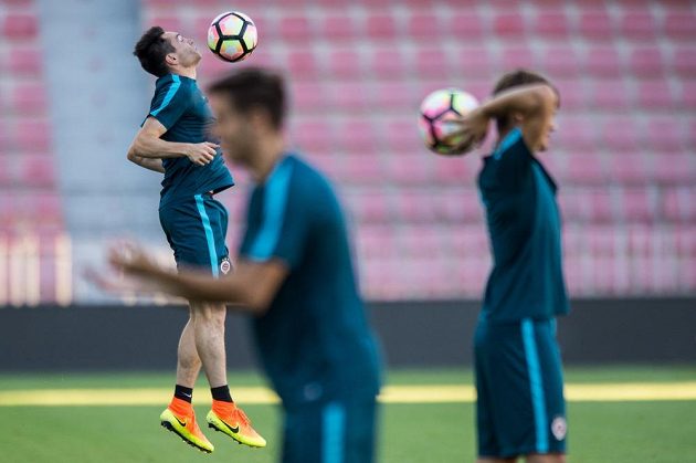 Obránce Sparty Vjačeslav Karavajev během předzápasového tréninku před utkáním play off Evropské ligy se Sönderjyske.