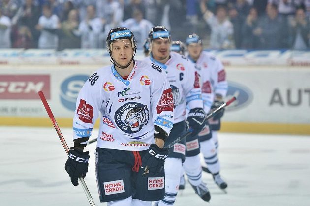 Liberecká radost během čtvrtfinále play off hokejové extraligy. Vpředu autor druhého gólu Michal Bulíř z Liberce.