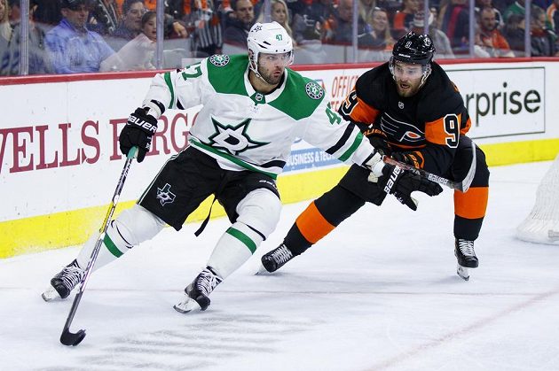 Radulov z Dallasu (vlevo) se snaží udržet puk před dotírajícím Provorovovem z Philadelphie.