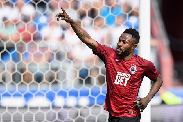 Guélor Kanga oslavuje gól z nařízené penalty během utkání v Ostravě.