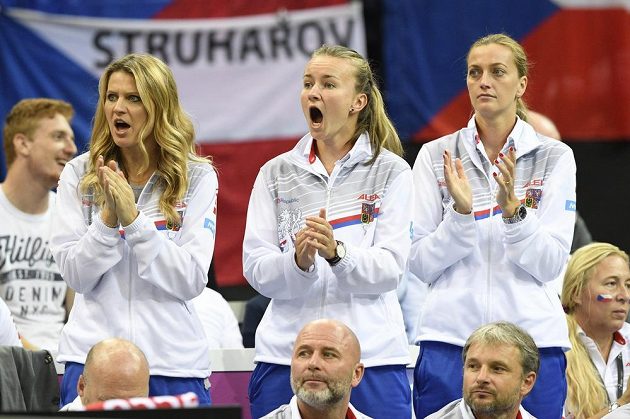 Úvodní singl druhého hracího dne finále Fed Cupu Kateřiny Siniakové a Sofie Keninové. Na snímku české hráčky (zleva) Lucie Šafářová, Barbora Krejčíková a Petra Kvitová povzbuzují svou krajanku.