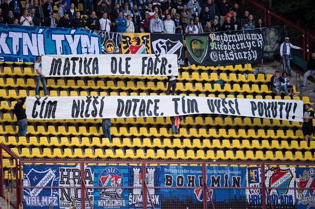 Fanoušci Baníku Ostrava a jejich vzkaz během utkání 7.kola HET ligy na stadiónu Juliska v Praze.