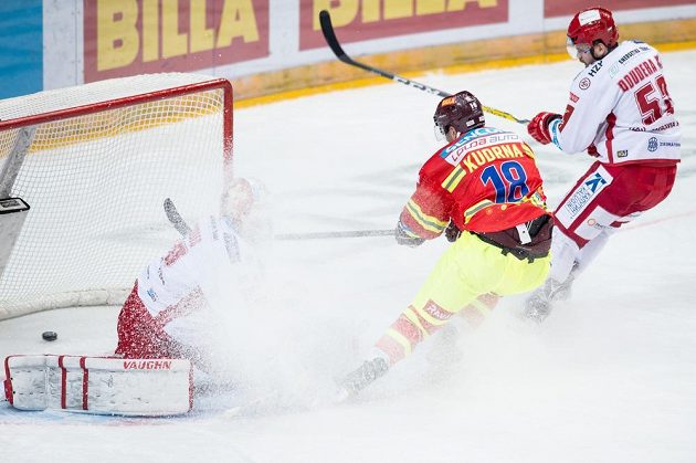Třinecký brankář Šimon Hrubec v oblaku ledové tříště inkasuje z hole Andreje Kudrny třetí gól Sparty.