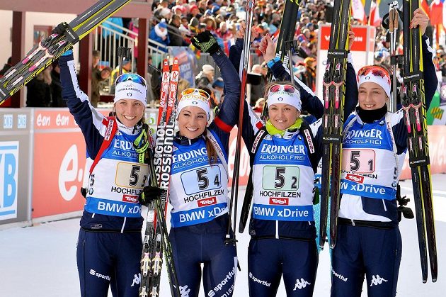 Vítězné italské biatlonistky (zleva) Federica Sanfilippová, Dorothea Wiererová, Karin Oberhoferová a Lisa Vittozziová.