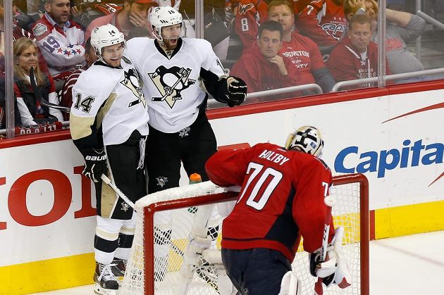 Kanadský forvard Eric Fehr (16) z Pittsburghu se raduje s Chrisem Kunitzem (14) ze vstřelené branky proti Washingtonu v zápase NHL.