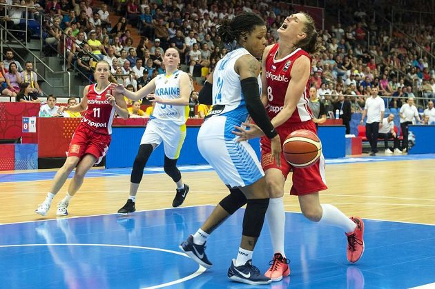 Zleva Kateřina Elhotová, Ukrajinky Anna Olchoviková, D`Andra Mossová a další česká basketbalistka Ilona Burgrová.