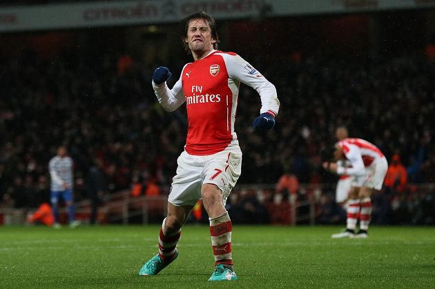 Kapitán české fotbalové reprezentace Tomáš Rosický oslavil svůj první start v základní sestavě Arsenalu od května vítěznou trefou proti QPR.