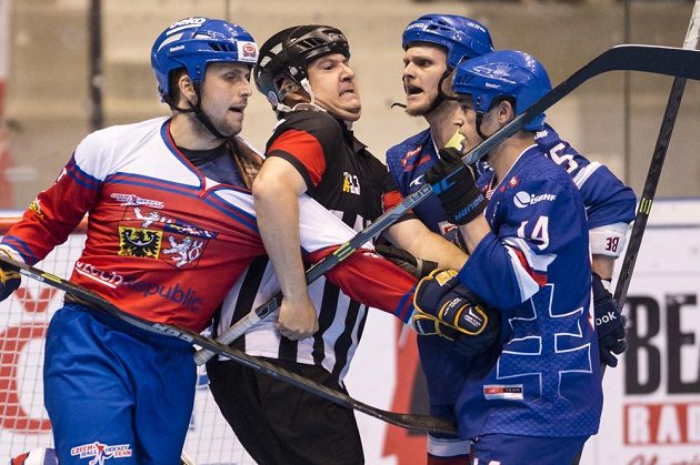 Mužské semifinále MS v hokejbalu mezi Slovenskem a Českem branku ani v prodloužení nepřineslo. K vidění ale byl hodně bojovný zápas. Na snímku zleva Ondřej Březina z ČR, Martin Kollár a Radovan Zelenka ze Slovenska. Z postupu do finále šampionátu se nakonec radovali po nájezdech Slováci.