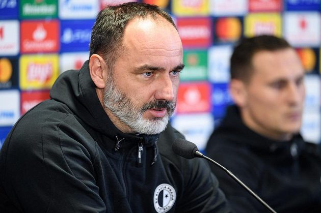 Trenér Slavie Praha Jindřich Trpišovský během tiskové konference před utkáním Ligy mistrů s Interem Milán.