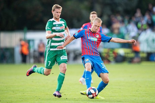 Petr Hronek z Bohemians atakuje Ondřeje Mihálika z Viktorie Plzeň během utkání 4. kola Fortuna ligy.