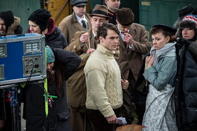 Vavřinec Hradilek při natáčení filmu Tenkrát v ráji na pražském Masarykově nádraží.