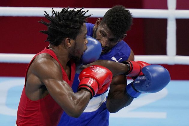 Kubánský boxer Andy Cruz (vpravo) porazil ve finále váhy do 63 kg Keyshawna Davise z USA.