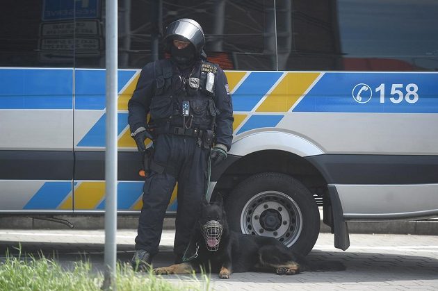 Policisté dohlíželi už na příjezd fanoušků Sparty. Později byli dva příznivci zadrženi.