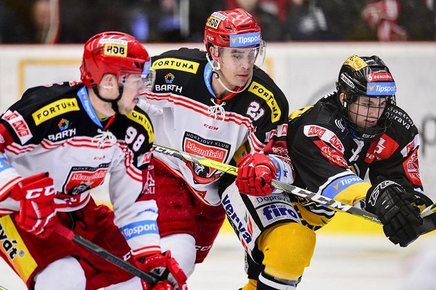 Zleva Radovan Pavlík a Michal Dragoun z Hradce Králové a Kristian Reichel z Litvínova ve druhém čtvrtfinále play off.