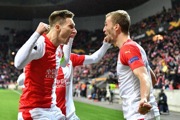 Tomáš Souček a Milan Škoda se radují z branky