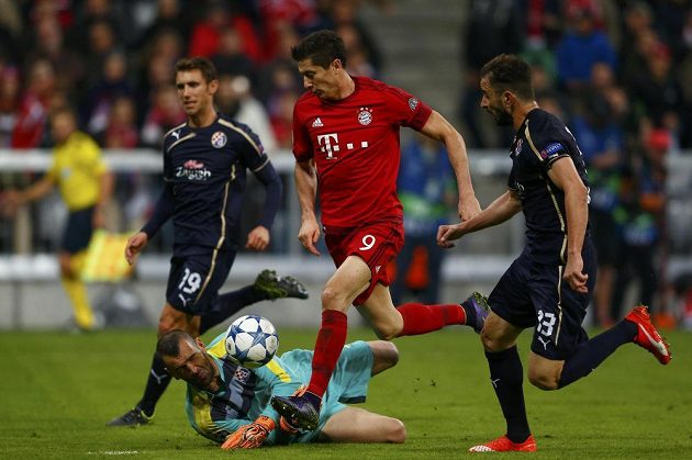 Polák Robert Lewandowski (9) je v posledních dnech při chuti, takto zakončil svůj další hattrick. Brankář Dinama Záhřeb Eduardo už nedokázal zasáhnout.