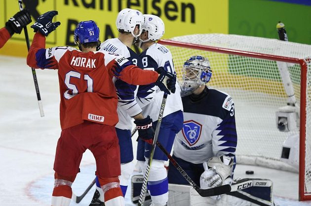 Český útočník Roman Horák se raduje ze čtvrtého gólu v síti francouzského brankáře Ronana Quemenera.