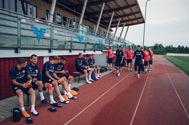 Národní tým přichází na trénink v městečku Laa an der Thaya na soustředění v Rakousku.