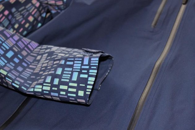 Běžecká bunda Nike HyperShield Flash: Horní část zakončení rukávů je prodloužená.