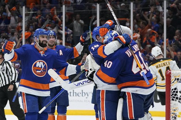 Hokejisté týmu New York Islanders slaví. Gólman Semjon Varlamov (40) se raduje se spoluhráči po vítězství nad Bostonem v utkání play off. Bruins prohráli séfii 2:4 na zápasy a sezona pro ně skončila.