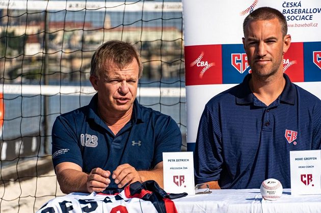 Zleva Petr Ditrich, předseda České baseballové asociace, a kouč reprezentace Mike Griffin.