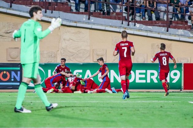 Česká devatenáctka porazila v Tbilisi domácí Gruzii a postoupila do semifinále evropského šampionátu.