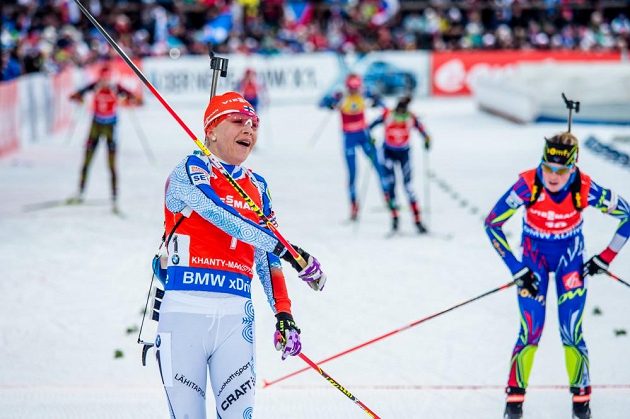 Finská biatlonistka Kaisa Mäkäräinenová se raduje z vítězství ve stíhacím závodě žen v ruském Chanty-Mansijsku.