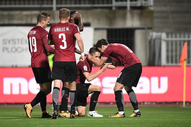 Radost fotbalistů Sparty během utkání v Jablonci. Střelci gólu Jasefu Šuralovi gratulují spoluhráči v rudých dresech Štetina, Michal Kadlec i přihrávající Vatajelu.