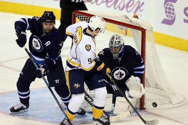 Filip Forsberg z Nashvillu se snaží překonat brankáře Winnipegu Ondřeje Pavelce. Vlevo je zadák Jets Mark Stuart.