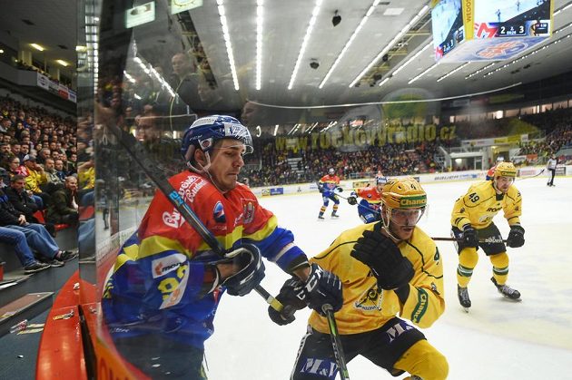 Zdeněk Doležal z Budějovic a Tomáš Frolo ze Vsetína během semifinále play off první ligy.