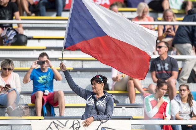 Maminka kajakáře Josefa Dostála během rozjížďky na 1000 m během Mistrovství světa v rychlostní kanoistice v Račicích.