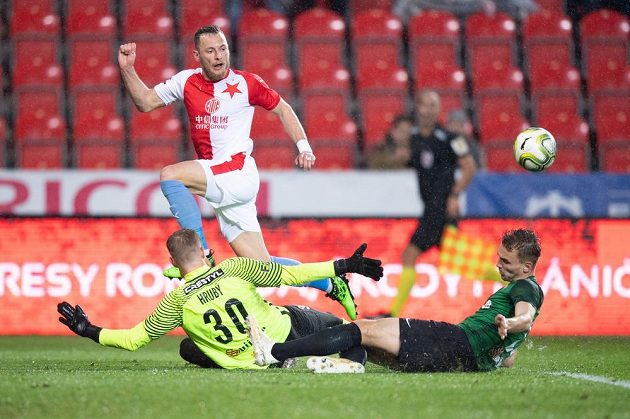 Brankář Jablonce Vlastimil Hrubý a Tomáš Břečka se snaží zabránit ve skórování slávistovi Vladimíru Coufalovi.