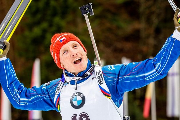 Český biatlonista Ondřej Moravec se raduje při nástupu na stupně vítězů po závodě s hromadným startem v německém Ruhpoldingu.