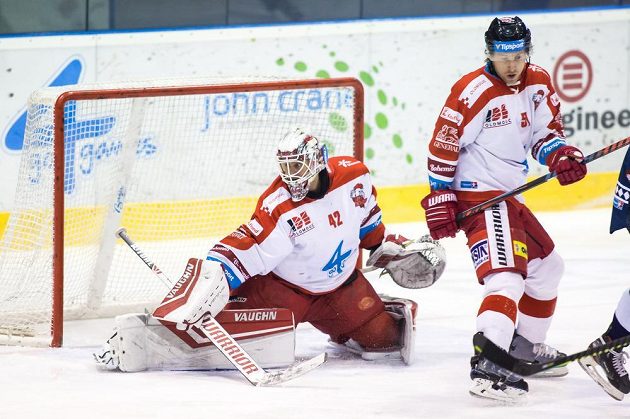 Brankář Olomouce Branislav Konrád zasahuje během extraligového utkání, situaci přihlíží Jan Švrček.