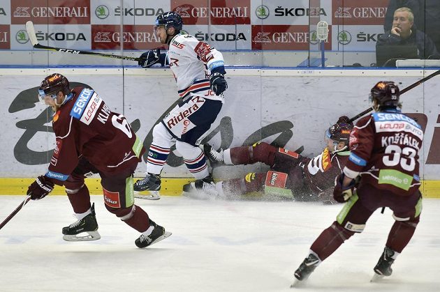 Lukáš Klimek ze Sparty, Josef Hrabal z Vítkovic a hokejisté Sparty Jaroslav Hlinka a Jan Košťálek v akci během předkola play off.