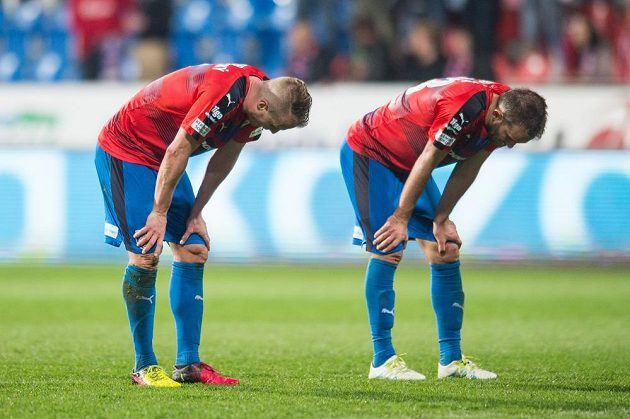 Zklamaní fotbalisté Plzně David Limberský (vlevo) a Marek Bakoš po utkánís Teplicemi.