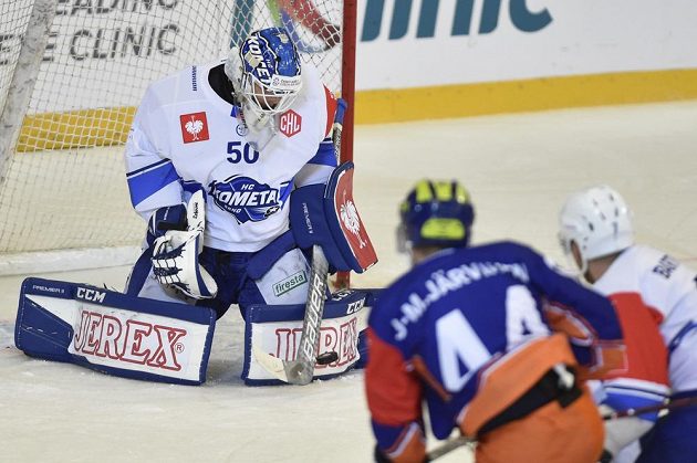 Brankář Brna Karel Vejmelka, Jan-Mikael Järvinen z Tampere a Tomáš Bartejs z Komety.