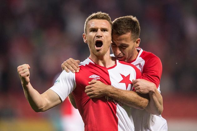 Útočník Slavie Muris Mešanovič (vlevo) se raduje ze své branky proti Karviné. Gratuluje mu k ní Josef Hušbauer.