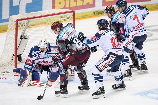 Miroslav Forman ze Sparty a vítkovický brankář Patrik Bartošák během utkání hokejové extraligy.