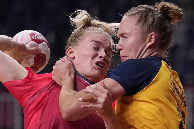 Tvrdý souboj mezi Veronicou Krestiansenovou (vlevo) z Norska a Švédkou Jenny Carlsonovou v utkání o bronz v olympijském turnaji házenkářek.