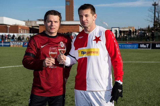Libor Sionko ze Sparty a Pavel Kuka ze Slavie během tradičního Silvestrovského derby internacionálů.