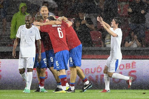 Rozlučka bývalého kapitána české fotbalové reprezentace Tomáše Rosického s profesionální kariérou. Na snímku se český výběr raduje z první branky, Tomáš Rosický je vpravo.